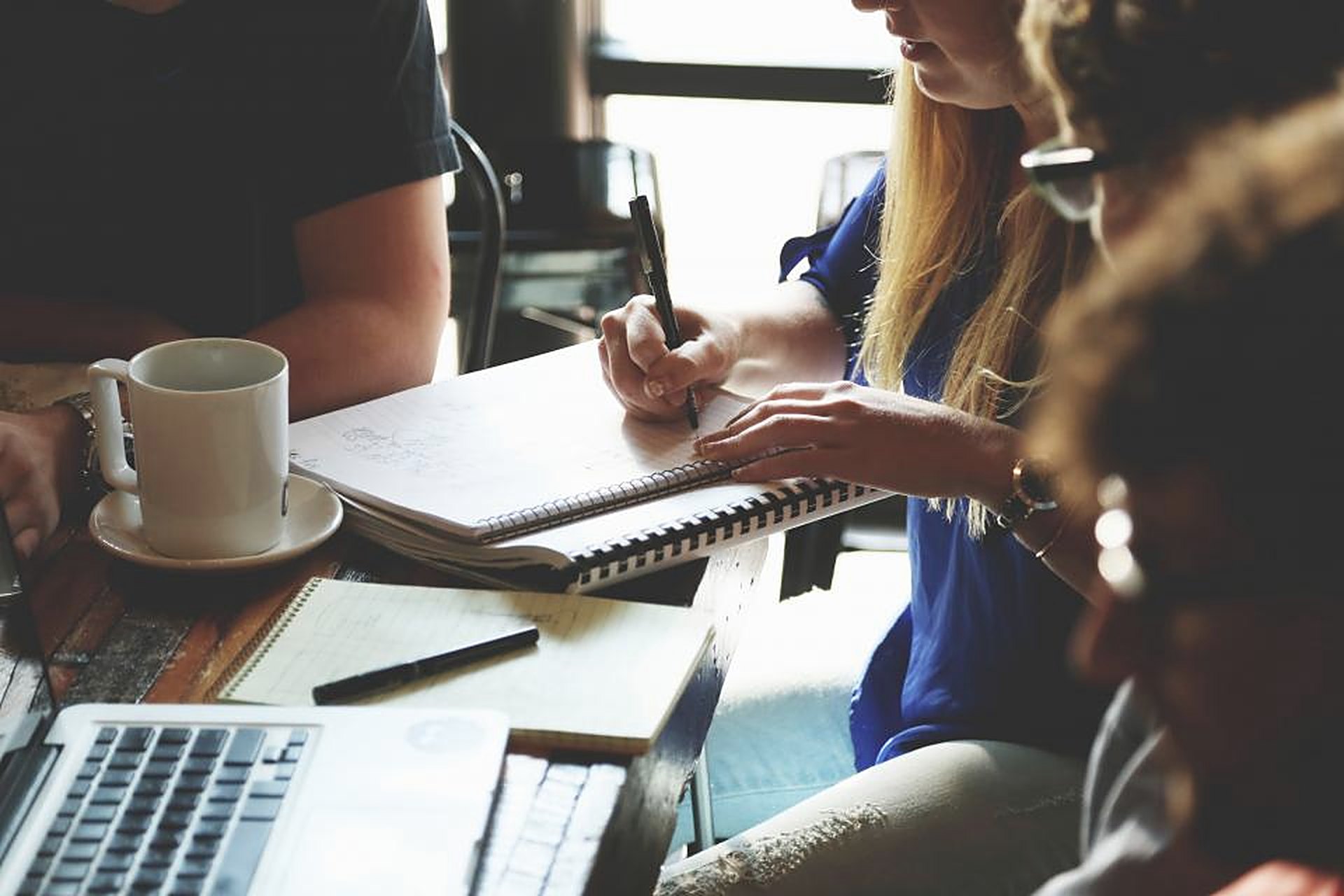 Petite équipe autour d'une table de travail