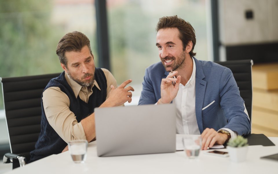 Équipe en réunion de travail