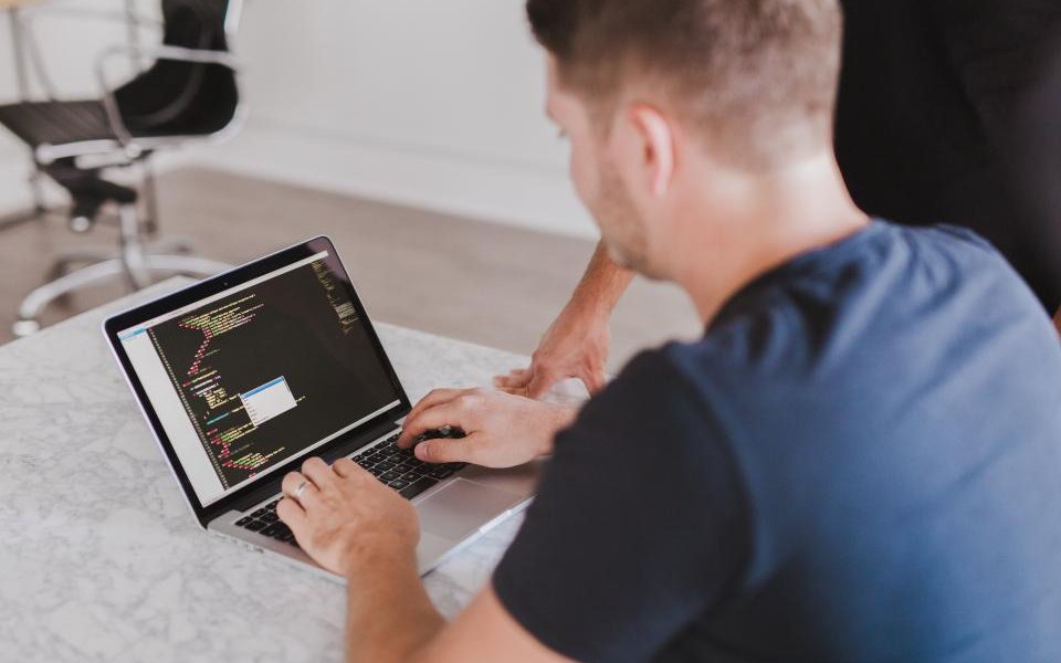 Entrepreneur travaillant sur son ordinateur