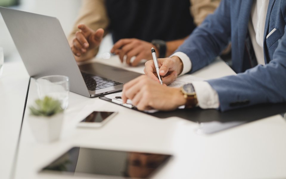 Entrepreneur travaillant sur son ordinateur