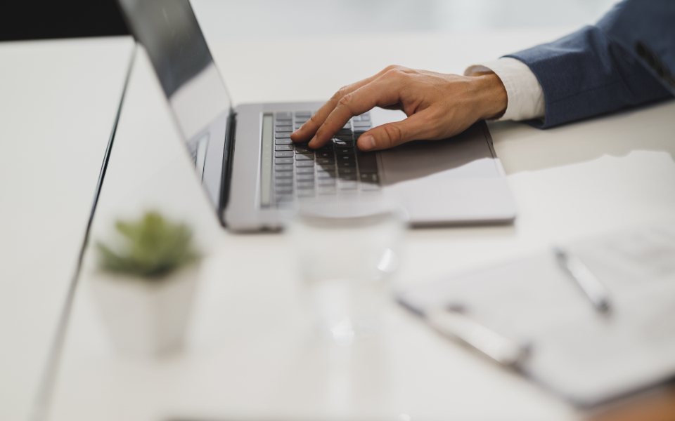 Entrepreneur travaillant sur son ordinateur