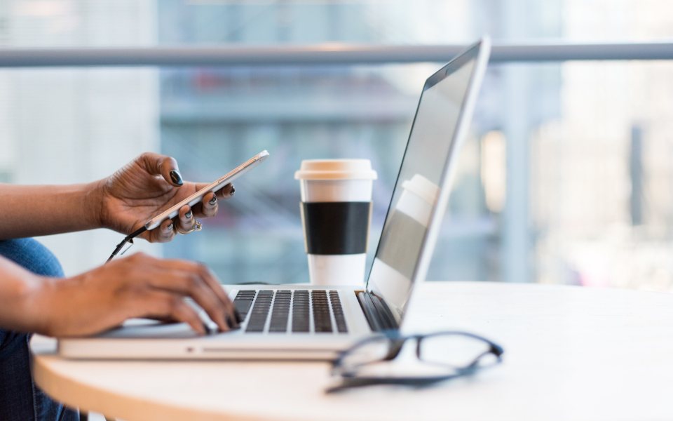 Entrepreneur travaillant sur son ordinateur
