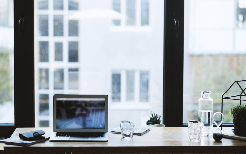 Entrepreneur travaillant sur son ordinateur