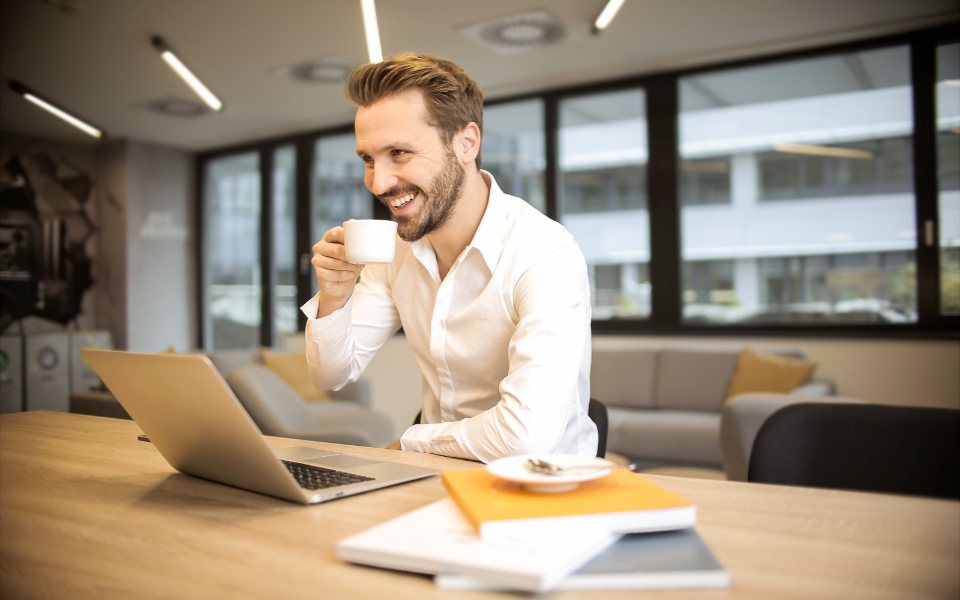 Entrepreneur travaillant sur son ordinateur