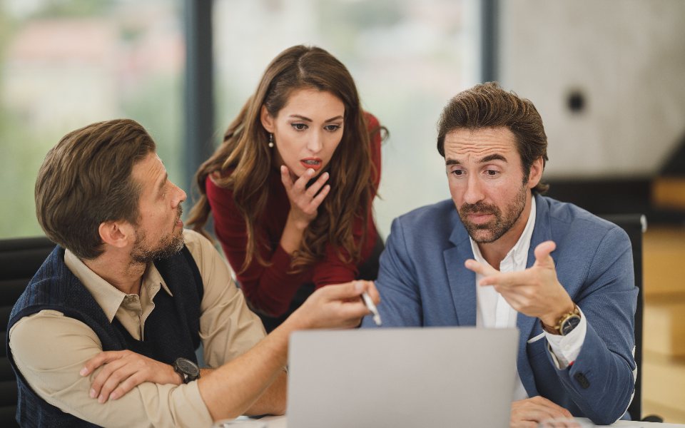 Équipe en réunion de travail