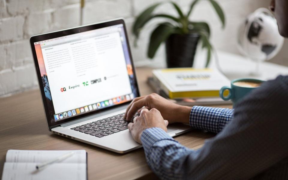 Entrepreneur travaillant sur son ordinateur