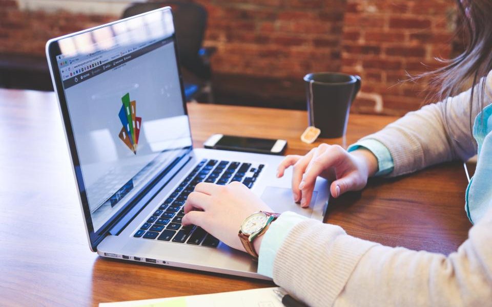 Entrepreneur travaillant sur son ordinateur