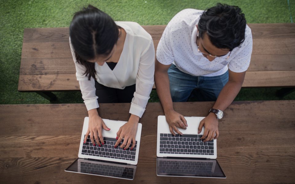 Entrepreneur travaillant sur son ordinateur