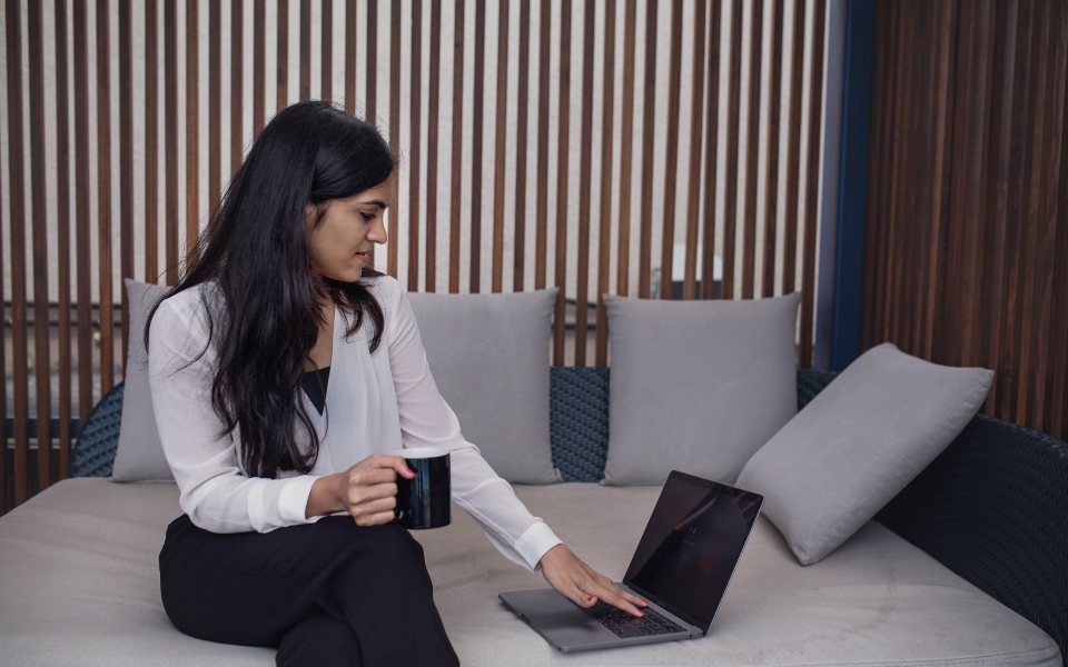 Entrepreneur travaillant sur son ordinateur