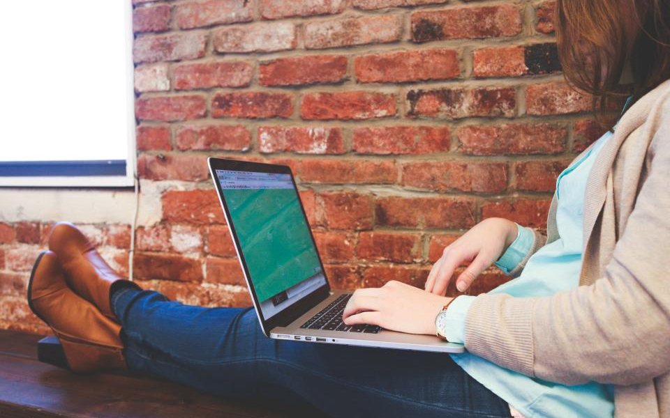 Entrepreneur travaillant sur son ordinateur