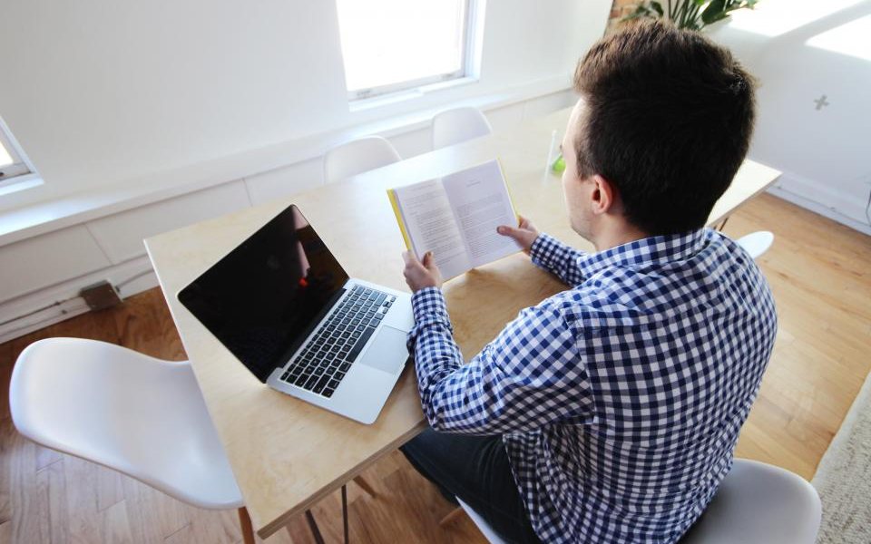 Entrepreneur travaillant sur son ordinateur