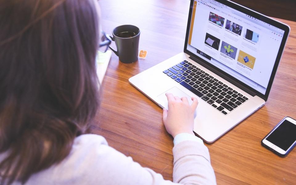 Entrepreneur travaillant sur son ordinateur
