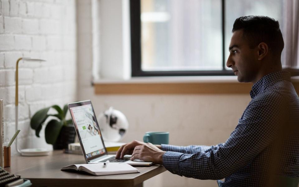 Entrepreneur travaillant sur son ordinateur
