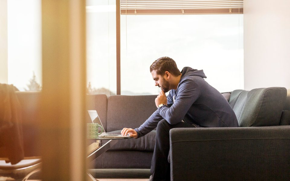 Entrepreneur travaillant sur son ordinateur