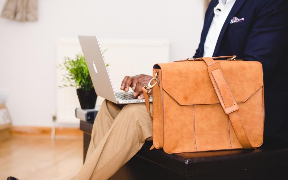 Entrepreneur travaillant sur son ordinateur