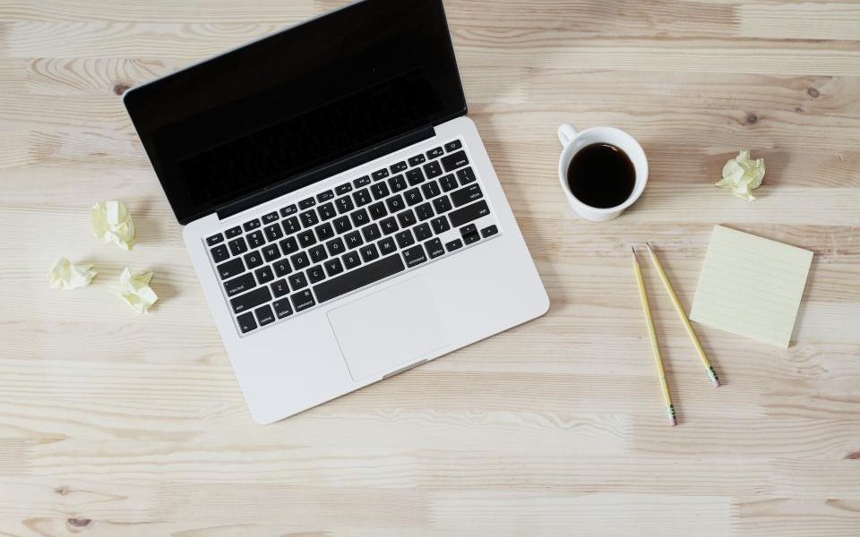 Entrepreneur travaillant sur son ordinateur