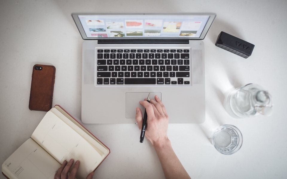 Entrepreneur travaillant sur son ordinateur