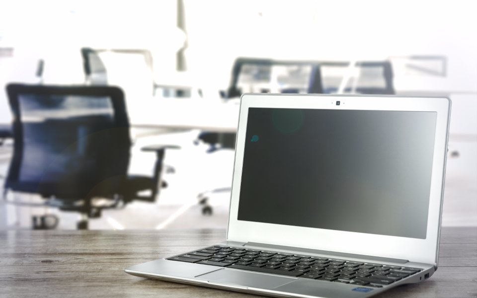 Entrepreneur travaillant sur son ordinateur