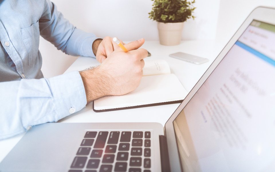 Entrepreneur travaillant sur son ordinateur
