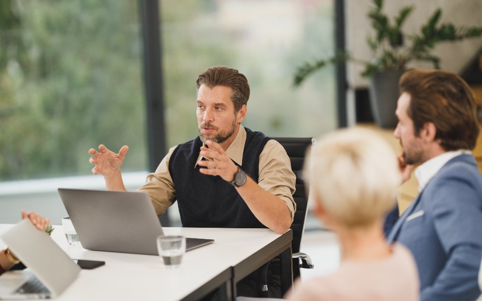 Équipe en réunion de travail