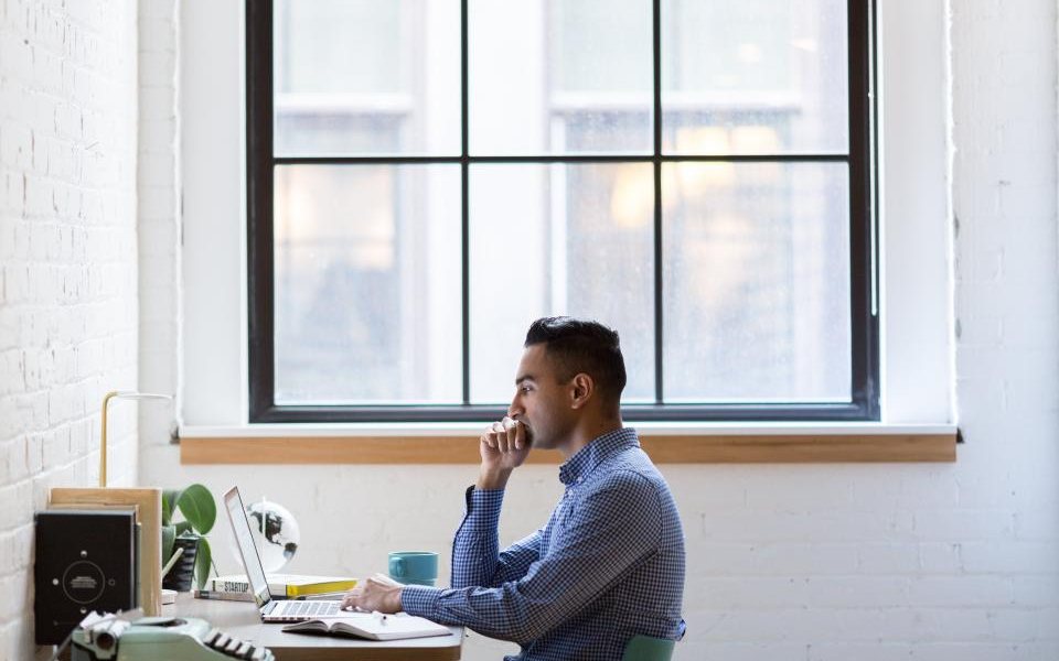Entrepreneur travaillant sur son ordinateur