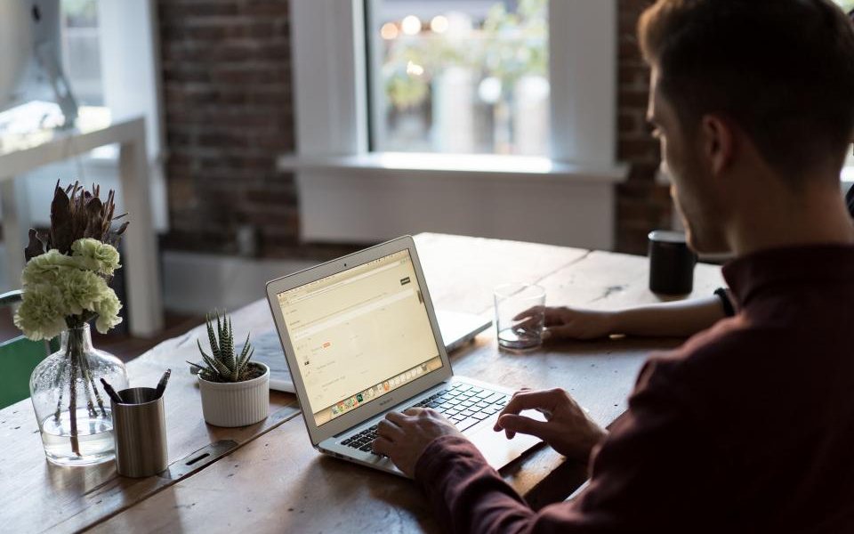 Entrepreneur travaillant sur son ordinateur