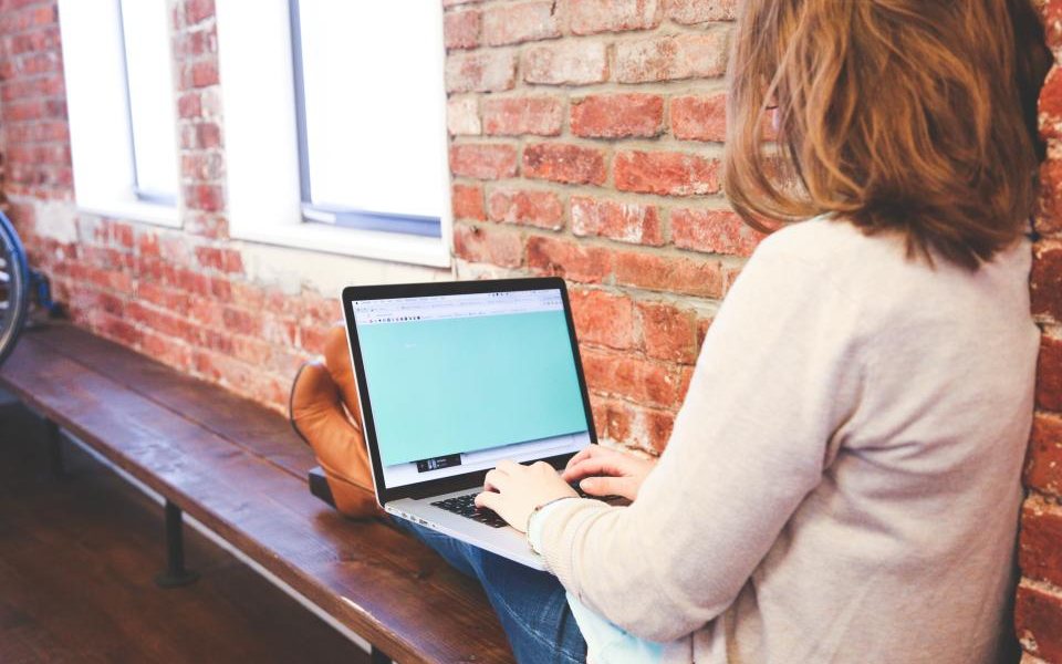 Entrepreneur travaillant sur son ordinateur
