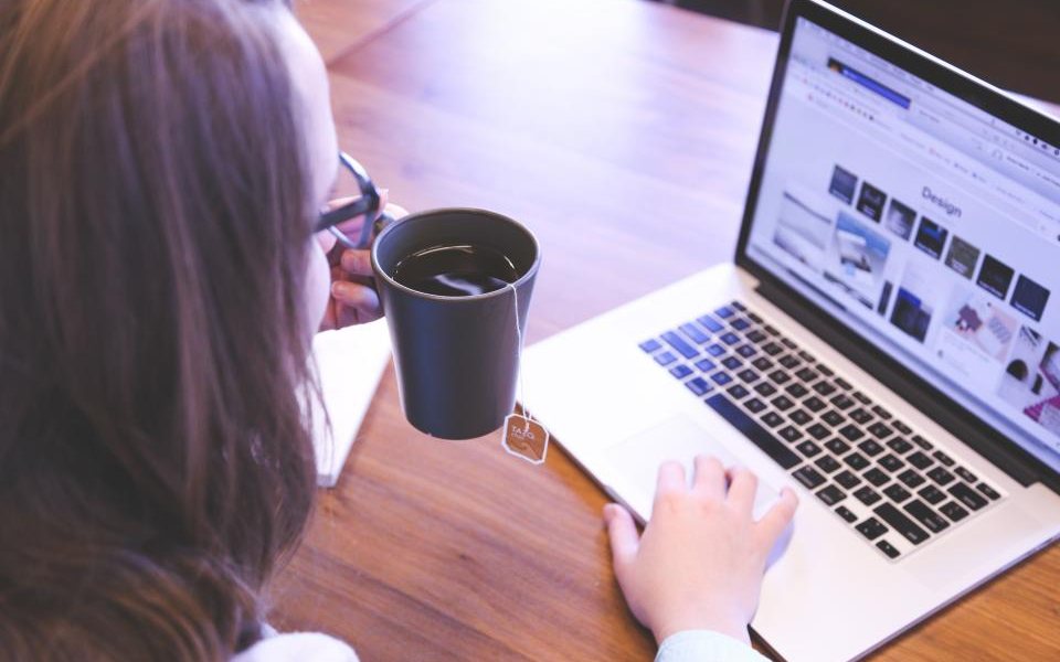 Entrepreneur travaillant sur son ordinateur